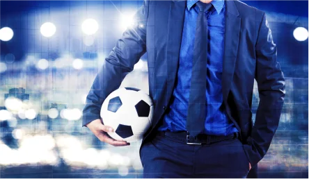 manager z piłką na stadionie